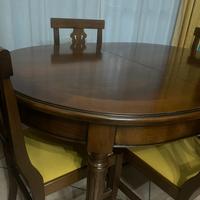 Tavolo allungabile in noce e 4 sedie