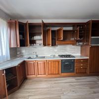 Cucina con elettrodomestici inclusi
