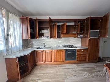 Cucina con elettrodomestici inclusi