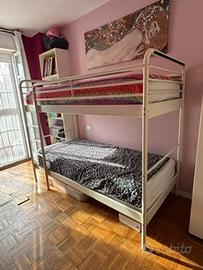 Letto a castello Ikea Vitval con un materasso