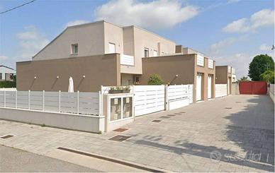 Casa indipendente di 152 m² con 5 locali e box aut