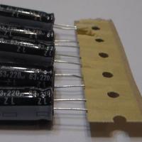 5 x Condensatori elettrolitici da 220 uH, 63 V.