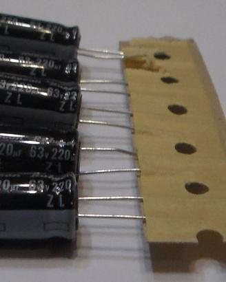 5 x Condensatori elettrolitici da 220 uH, 63 V.