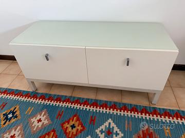 Mobile basso bianco con ante e top in vetro