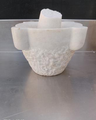 mortaio in marmo di Carrara dell'ottocento 