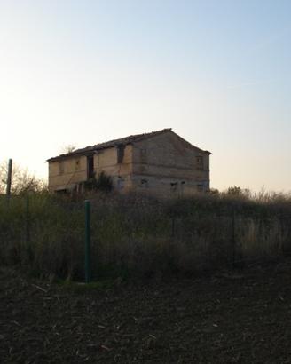 Rustico con terreno a Pettovallone - Cingoli (MC)