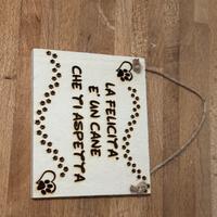 Targhetta in legno con frase incisa