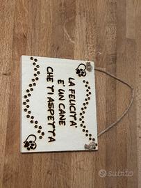 Targhetta in legno con frase incisa