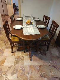 Tavolo da pranzo in legno e sedie 