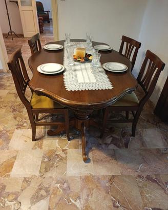 Tavolo da pranzo in legno e sedie 