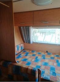 rivestimento letto matrim. roulotte CARAVELAIR