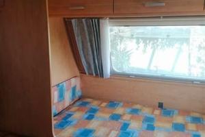 rivestimento letto matrim. roulotte CARAVELAIR