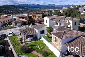 Graziosa villetta caposchiera a pochi minuti dal m