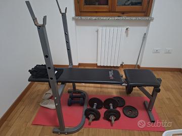 Panca con pesi vari