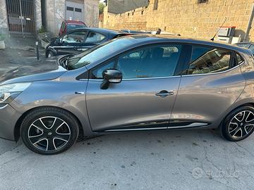 Macchina tutta tagliandata