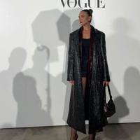 Trench nero in latex, un capo esclusivo della coll