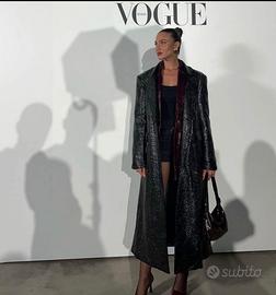 Trench nero in latex, un capo esclusivo della coll