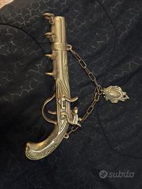 Pistola decorativa vintage in ottone
