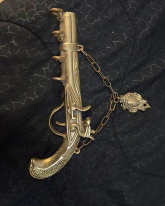 Pistola decorativa vintage in ottone