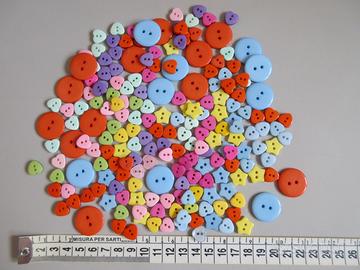 201 bottoni in plastica. Cuori stelli rotondi.