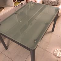 Tavolo in metallo e cristallo salva spazio