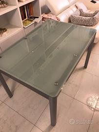 Tavolo in metallo e cristallo salva spazio