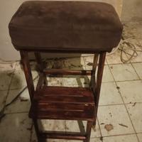 sgabellino e comodino entrambi in legno