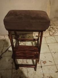 sgabellino e comodino entrambi in legno