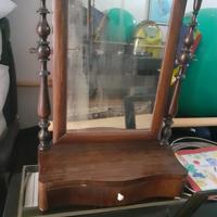 Piccola toletta antica in legno