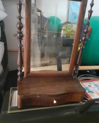 Piccola toletta antica in legno