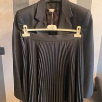 Abito da donna grigio con gonna a plissé