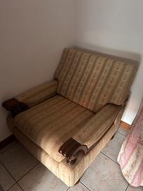 Poltrona classica in legno con braccioli