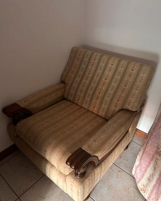 Poltrona classica in legno con braccioli