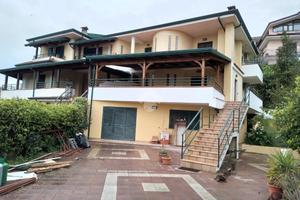 PORZIONE DI BIFAMILIARE A CASTROLIBERO