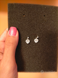 Orecchini a lobo in oro bianco 750 con punto luce