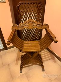 Sedia particolare in noce nazionale