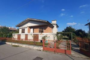 Villa di 242 m² con più di 5 locali e box auto dop
