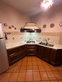 Cucina Berloni e frigorifero Ariston