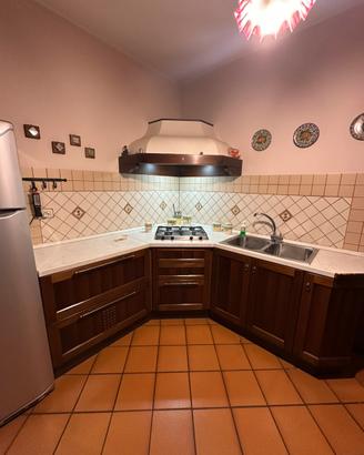 Cucina Berloni e frigorifero Ariston