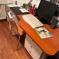Scrivania con cassettiera