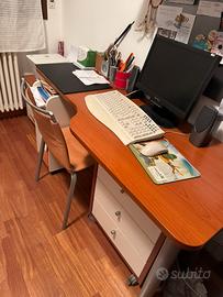 Scrivania con cassettiera