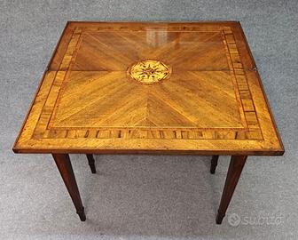 Antico tavolino da gioco intarsiato
