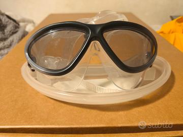 Occhiali sportivi da nuoto 