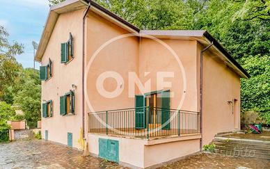 Villa di 261 m² con più di 5 locali a Morlupo