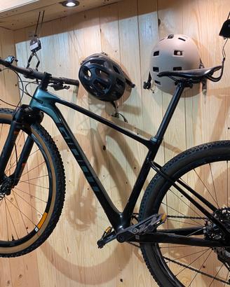 Mountain Bike GIANT 29” in carbonio