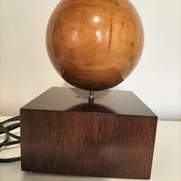 Sfera su cubo in legno