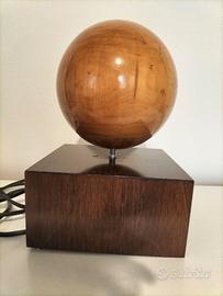 Sfera su cubo in legno