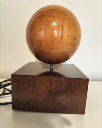 Sfera su cubo in legno