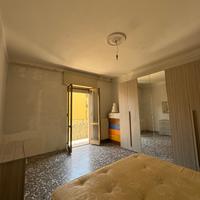 Camera da letto con armadio letto e comò
