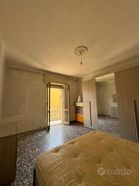 Camera da letto con armadio letto e comò